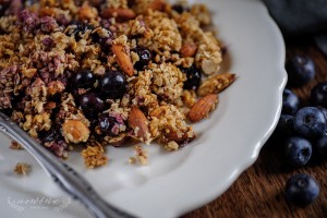Blueberry Crumble with Almonds and Hazelnuts by Eve | nordbrise