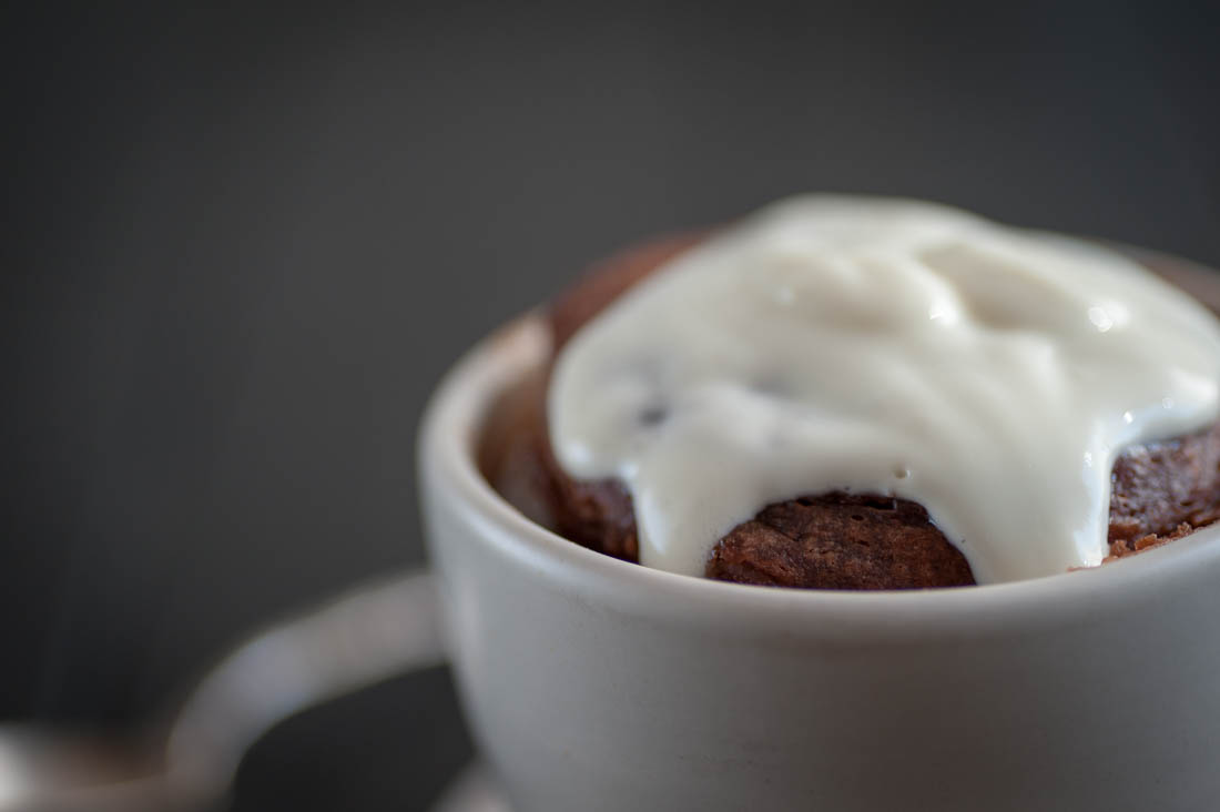 3 Minute Banana Chocolate Cake in a Mug with sweet Sour Cream Icing by Eve | nordbrise.net (3 Minuten Bananen Schoko Becherkuchen mit süßer Sauerrahm Glasur)
