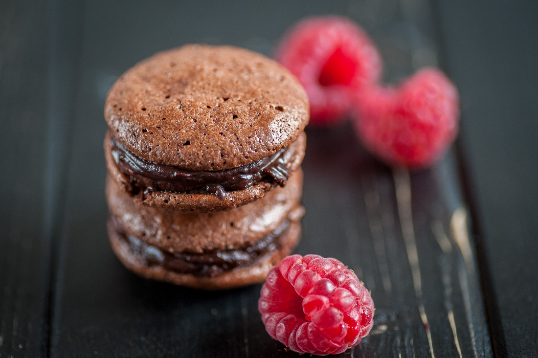 Chocolate Macarons with Raspberry and a dark Ganache by Eve | nordbrise.net (Schokoladen Himbeer Macarons mit dunkler Ganache)