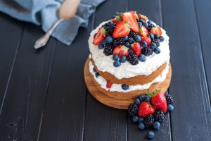 Rustic Sponge Cake with Fresh Berries by Eve | nordbrise.net (Geschichtete rustikalische Sponge Torte mit frischen Früchten)