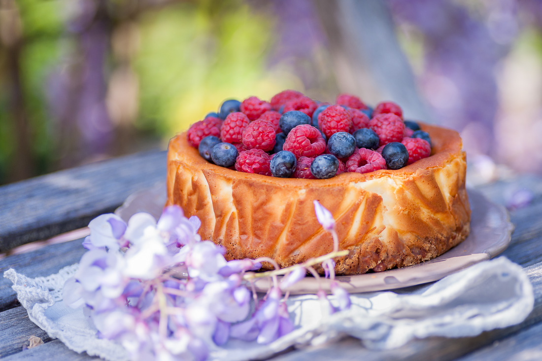 Rustic Cheesecake with Almonds and Fresh Berries by Eve | nordbrise.net (Cremiger Käsekuchen mit Mandeln und fruchtigen Beeren)