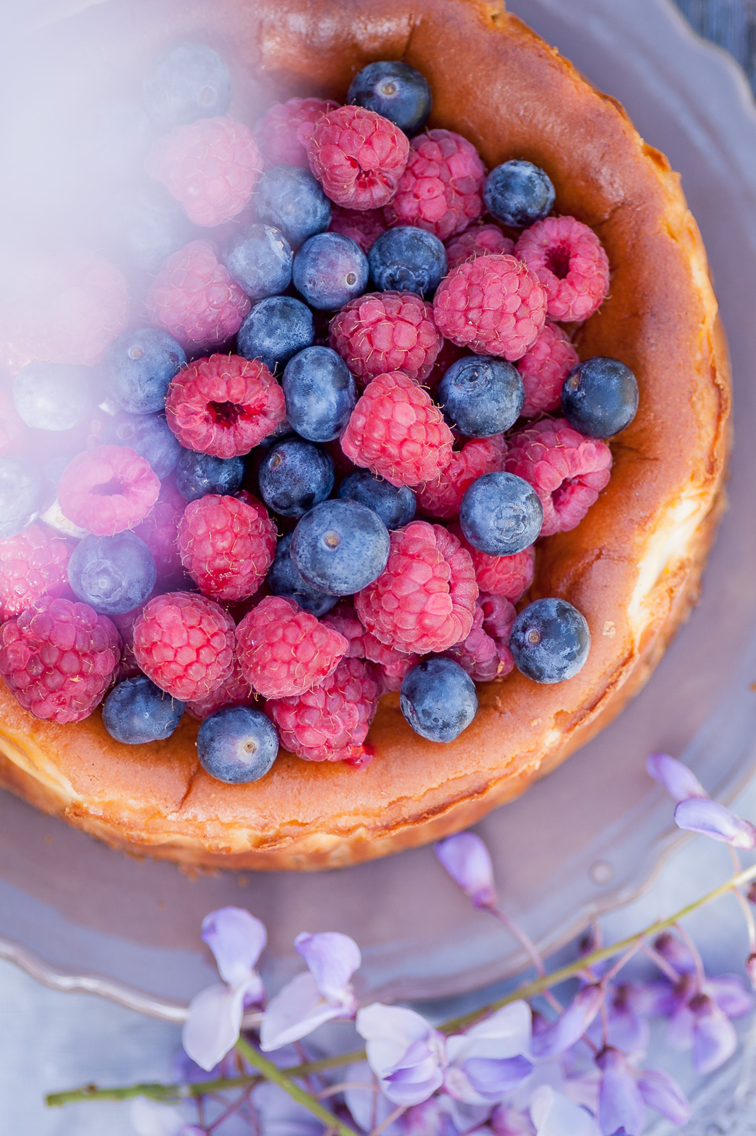 Rustic Cheesecake with Almonds and Fresh Berries by Eve | nordbrise.net (Cremiger Käsekuchen mit Mandeln und fruchtigen Beeren)