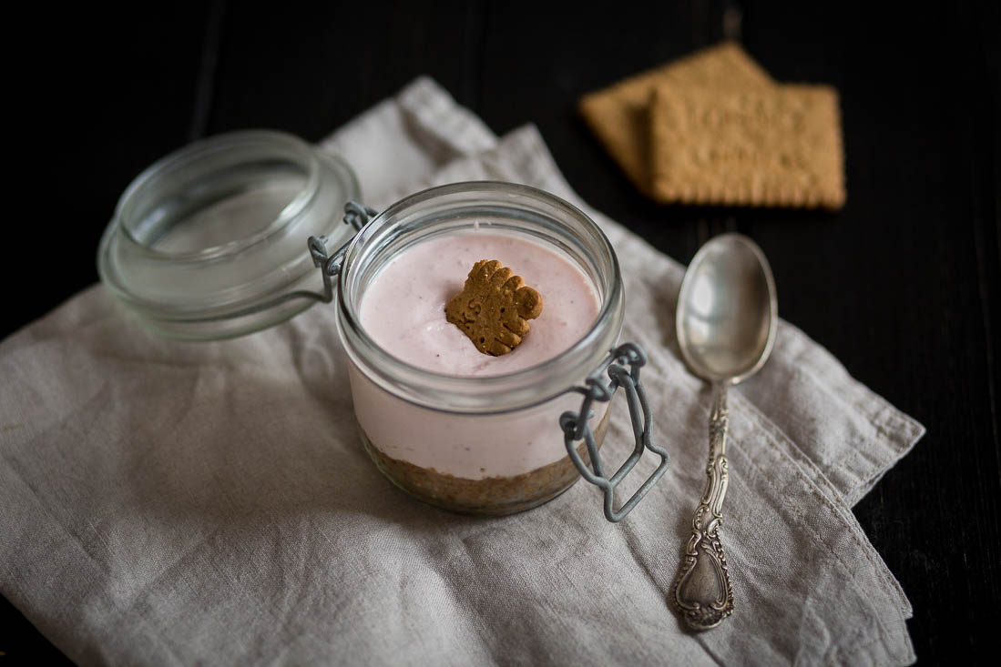 Creamy Cheesecake Cream with Strawberries and Cracker | Cremige Cheesecake Creme mit Erdbeeren und Keksboden