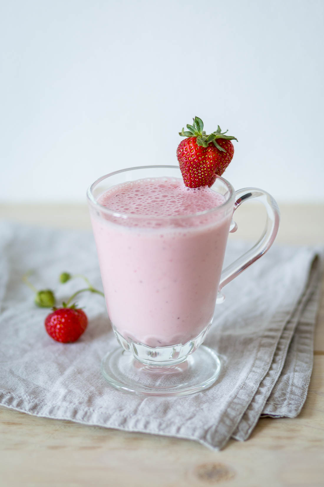 Fresh and light Strawberry Smoothie by Eve | nordbrise.net (Erfrischend leichter und laktosefreier Erdbeer-Smoothie)