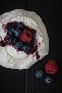 Laktosefreies Rezept für Baisernester mit fruchtigen Sommerbeeren von nordbrise.net Foodblog & Foodfotografie | Lactosefree Recipe for Pavlova with berries